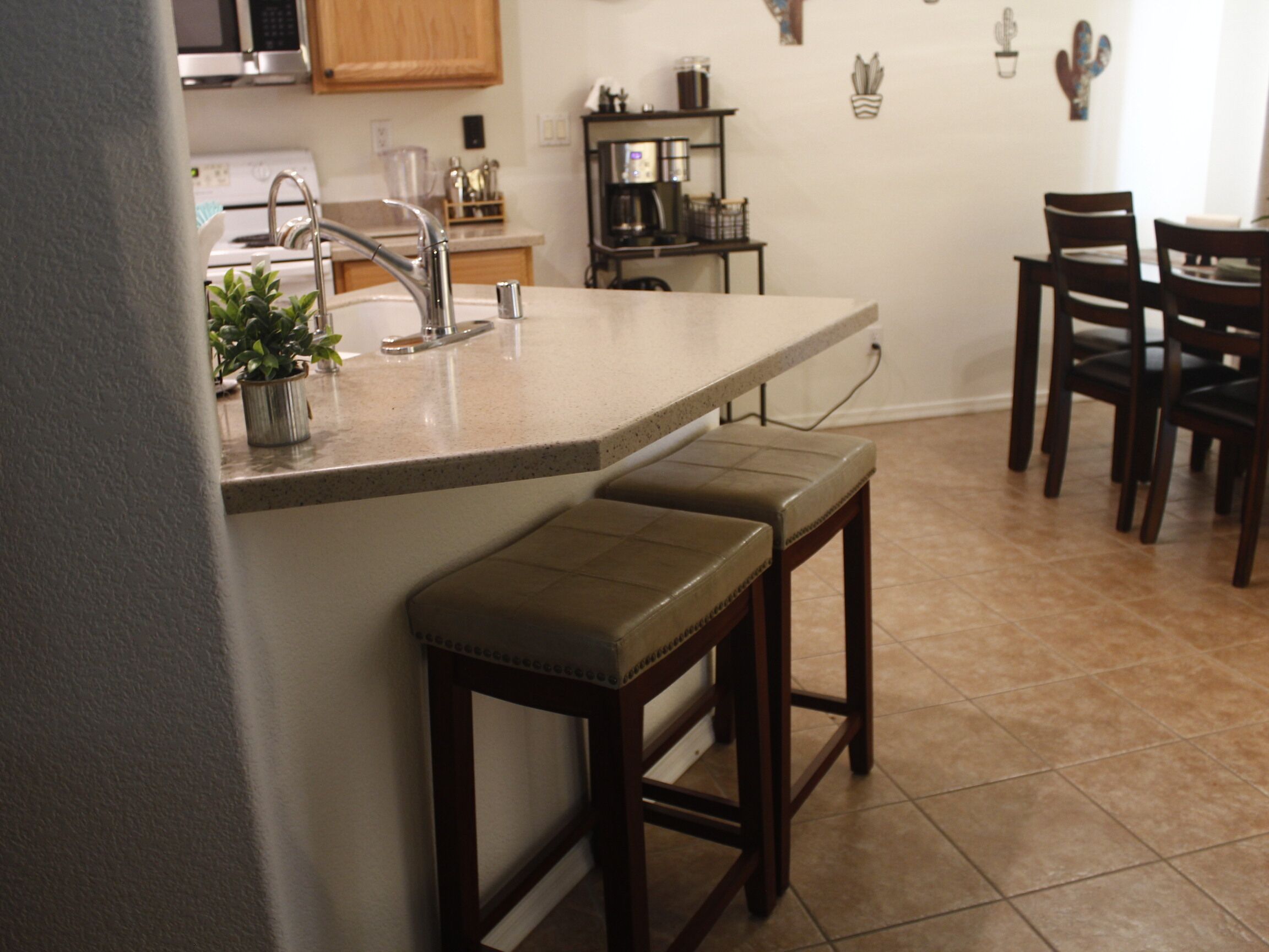 冷蔵庫、電子レンジ、オーブン、コンロ