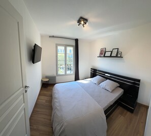 2 chambres, fer et planche à repasser, lit de bébé portatif