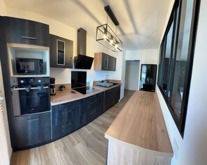 Réfrigérateur, four à micro-ondes, un four, surface de cuisson