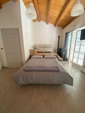 1 bedroom, bed sheets, wheelchair access - Country house 5 minutes from downtown with garden and private parking space (Abruzzo)