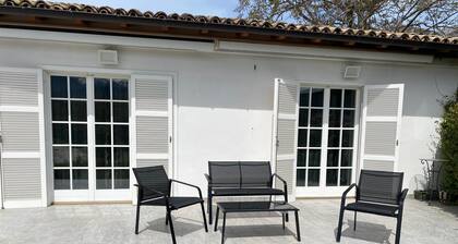 Country house 5 minutes from downtown with garden and private parking space