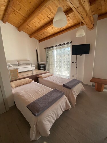 Country house 5 minutes from downtown with garden and private parking space