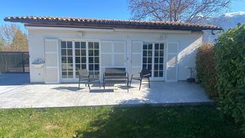 屋外ダイニングエリア