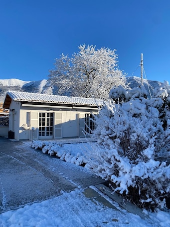 Exterior. Country house 5 minutes from downtown with garden and private parking space