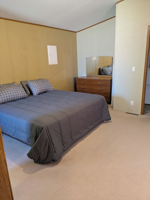 2 bedrooms, travel cot, free WiFi, bed sheets