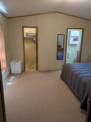 2 bedrooms, travel crib, free WiFi, bed sheets - Family ready home in central Wyoming with all the amenities (Shoshoni)