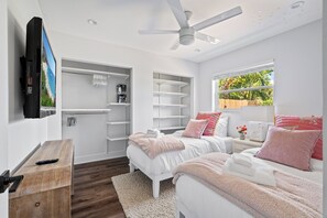 3 Schlafzimmer, Schreibtisch, Bügeleisen/Bügelbrett, Reisekinderbett
