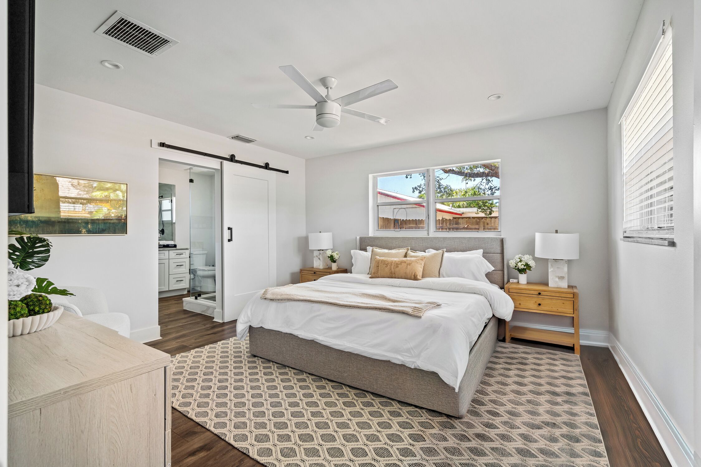 3 bedrooms, desk, iron/ironing board, travel crib