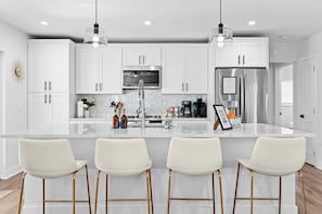 Fridge, microwave, oven, stovetop - Jupiter Oasis • Heated Pool + Putting Green (Jupiter)