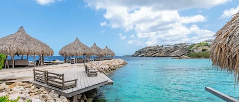 Plage, chaises longues, serviettes de plage