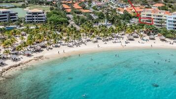 Am Strand, Liegestühle, Strandtücher