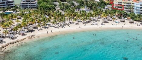 Plage, chaises longues, serviettes de plage