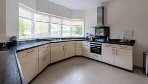 Micro-ondes, four, plaque de cuisson, lave-vaisselle