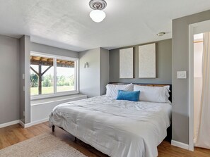 7 bedrooms, iron/ironing board, travel crib, free WiFi - Family Estate w/ Views | Hot Tub + Guesthouse (Gresham)