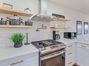 Fridge, microwave, oven, stovetop - Family Estate w/ Views | Hot Tub + Guesthouse (Gresham)