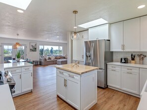 Fridge, microwave, oven, stovetop - Family Estate w/ Views | Hot Tub + Guesthouse (Gresham)