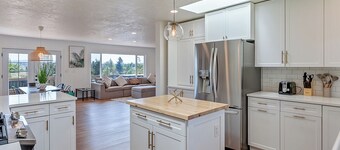 Family Estate w/ Views | Hot Tub + Guesthouse