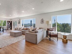 Smart TV, fireplace - Family Estate w/ Views | Hot Tub + Guesthouse (Gresham)