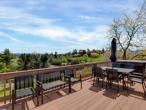 Outdoor dining - Family Estate w/ Views | Hot Tub + Guesthouse (Gresham)