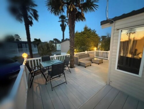 A rare and cosy air-conditioned caravan based on a beautiful family-owned site