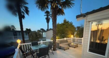 A rare and cosy air-conditioned caravan based on a beautiful family-owned site