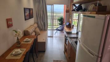 Apartamento superior, 1 quarto, vista parcial para o mar | Cozinha privada | Geladeira grande, fogão, cooktop, torradeira