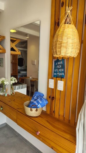 Căn hộ Superior, 1 phòng ngủ, sân hiên, quang cảnh biển | Khu phòng khách | TV 42-inch có truyền hình kỹ thuật số 