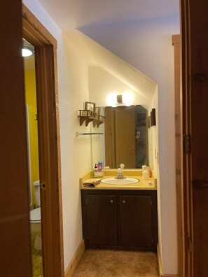 Sèche-cheveux, serviettes fournies, savon, papier toilette