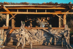 2 bars/lounges