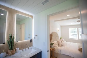 3 bedrooms, desk, iron/ironing board, travel crib