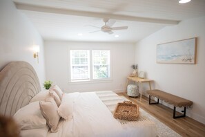 3 室のベッドルーム、デスク、アイロン / アイロン台、旅行用ベビーベッド