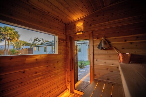 Charming Cottage with Sauna, MINI Golf, 2 OD Showers, Fire-pit, Soaking Tub Dogs