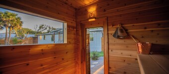 Charming Cottage with Sauna, MINI Golf, 2 OD Showers, Fire-pit, Soaking Tub Dogs