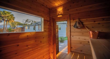 Charming Cottage with Sauna, MINI Golf, 2 OD Showers, Fire-pit, Soaking Tub Dogs