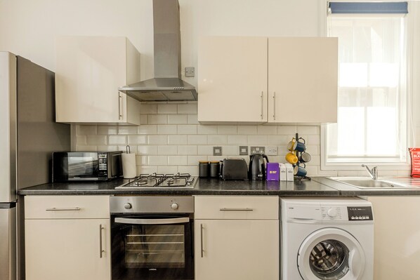 Kühlschrank, Mikrowelle, Ofen, Herdplatte