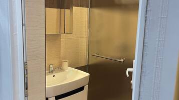 Ducha, secador de pelo, toallas, jabón