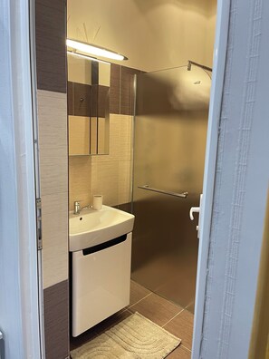 تجهيزات دش، مجففات شعر، مناشف، صابون