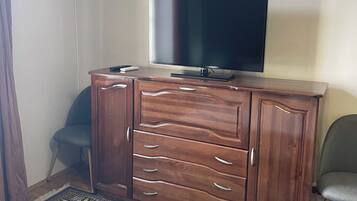 1 habitación, tabla de planchar con plancha, wifi y ropa de cama