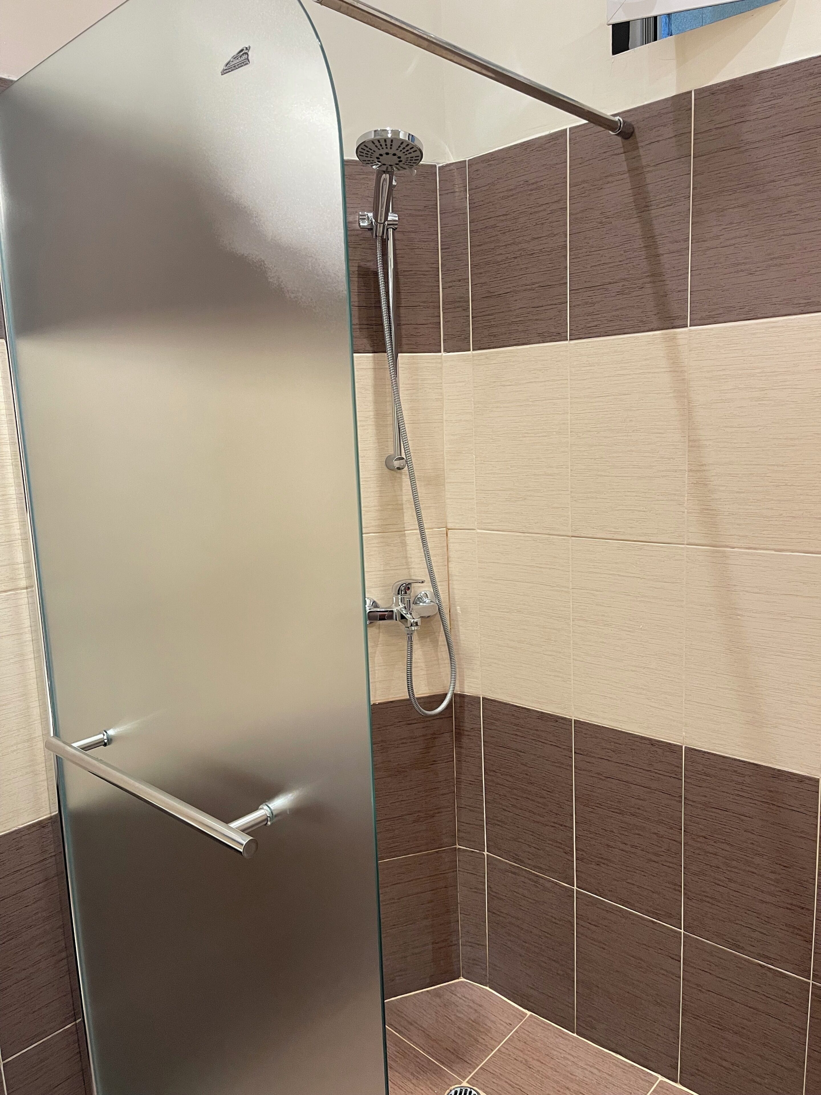 Ducha, secador de pelo, toallas, jabón