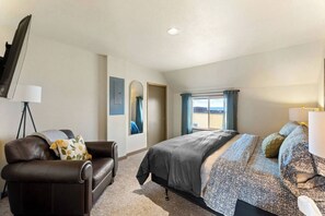 1 bedroom, iron/ironing board, WiFi, bed sheets - Harbor View Hideaway (Port Angeles)