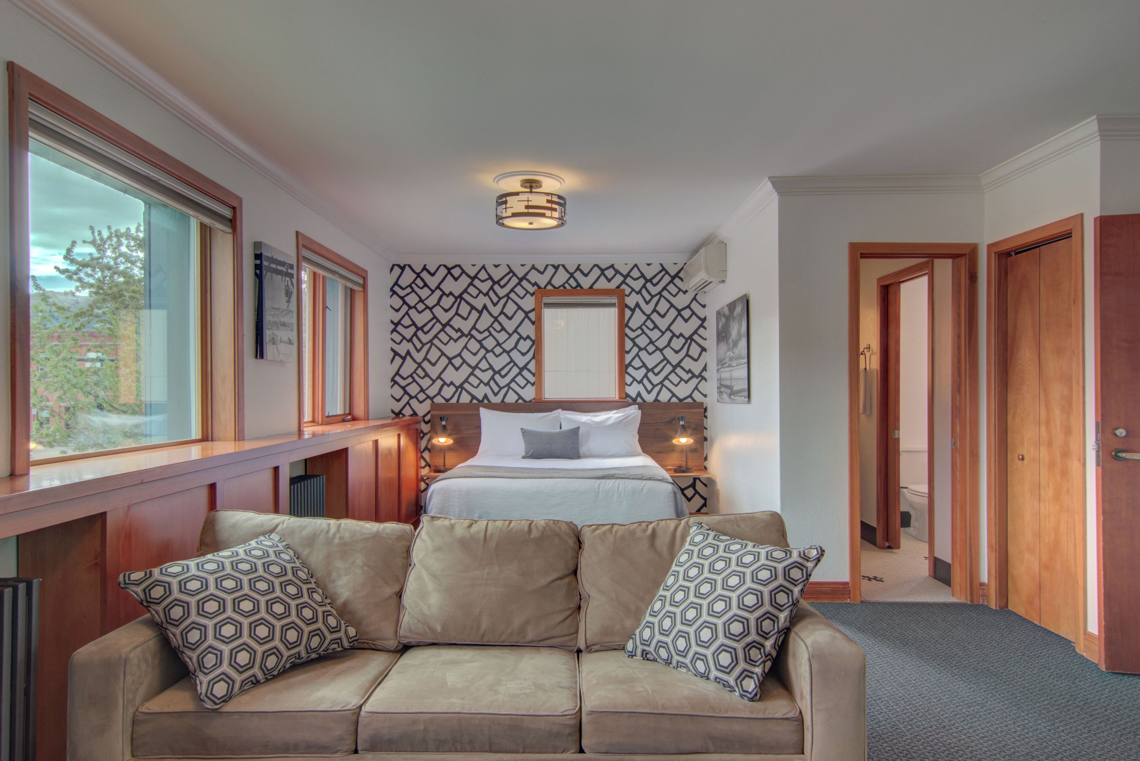 Habitación triple superior | Cortinas blackout, tabla de planchar con plancha y ropa de cama 