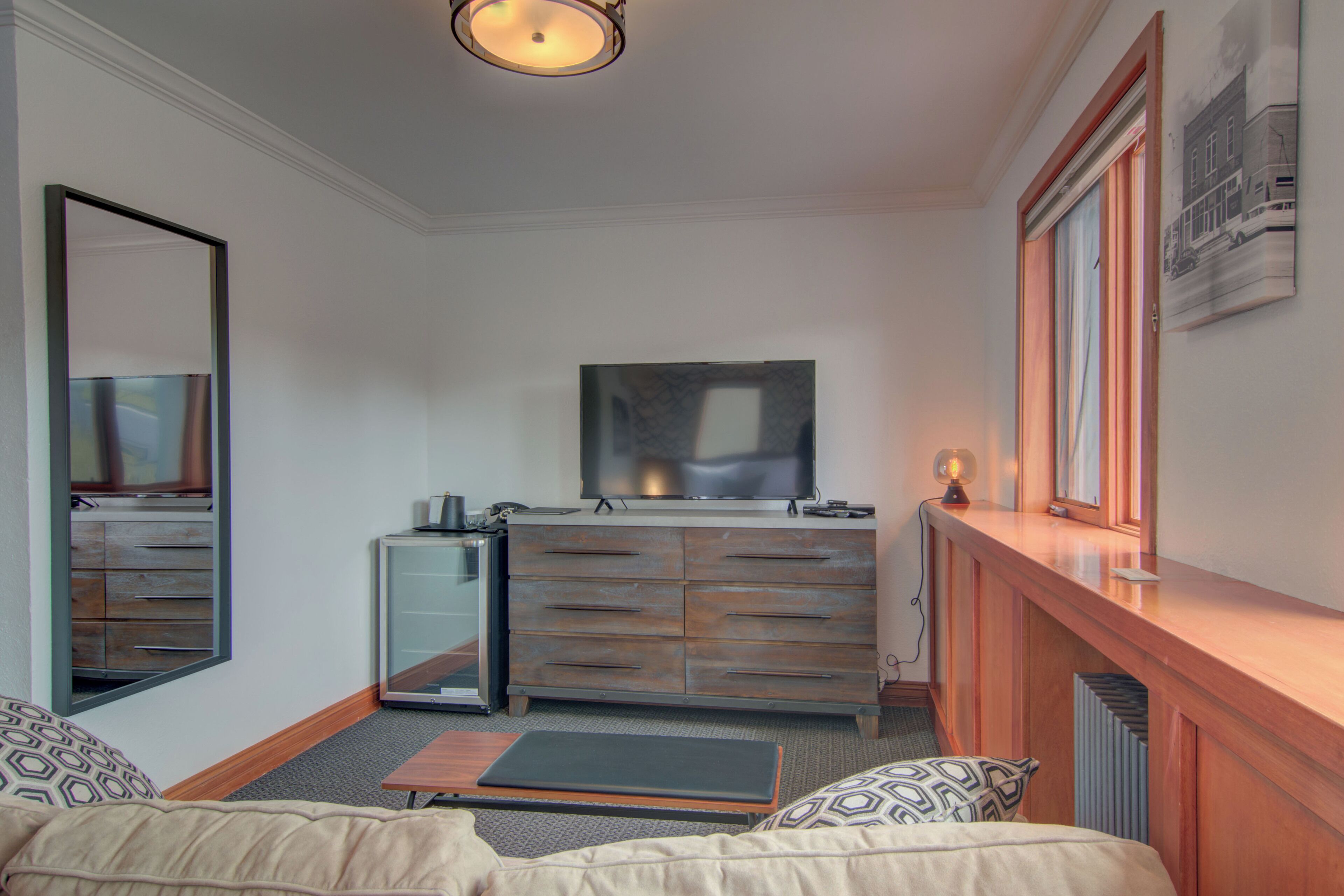 Une chambre d’hôtel équipée d’un lit, d’un bureau, d’une télévision et d’une cheminée.