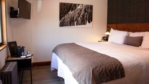 Classic Double Room | Blackout curtains, iron/ironing board, bed sheets - Hotel Bristol (Steamboat Springs)