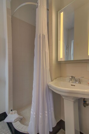 클래식 더블룸 | 욕실 | 무료 세면용품, 헤어드라이어, 타월, 비누