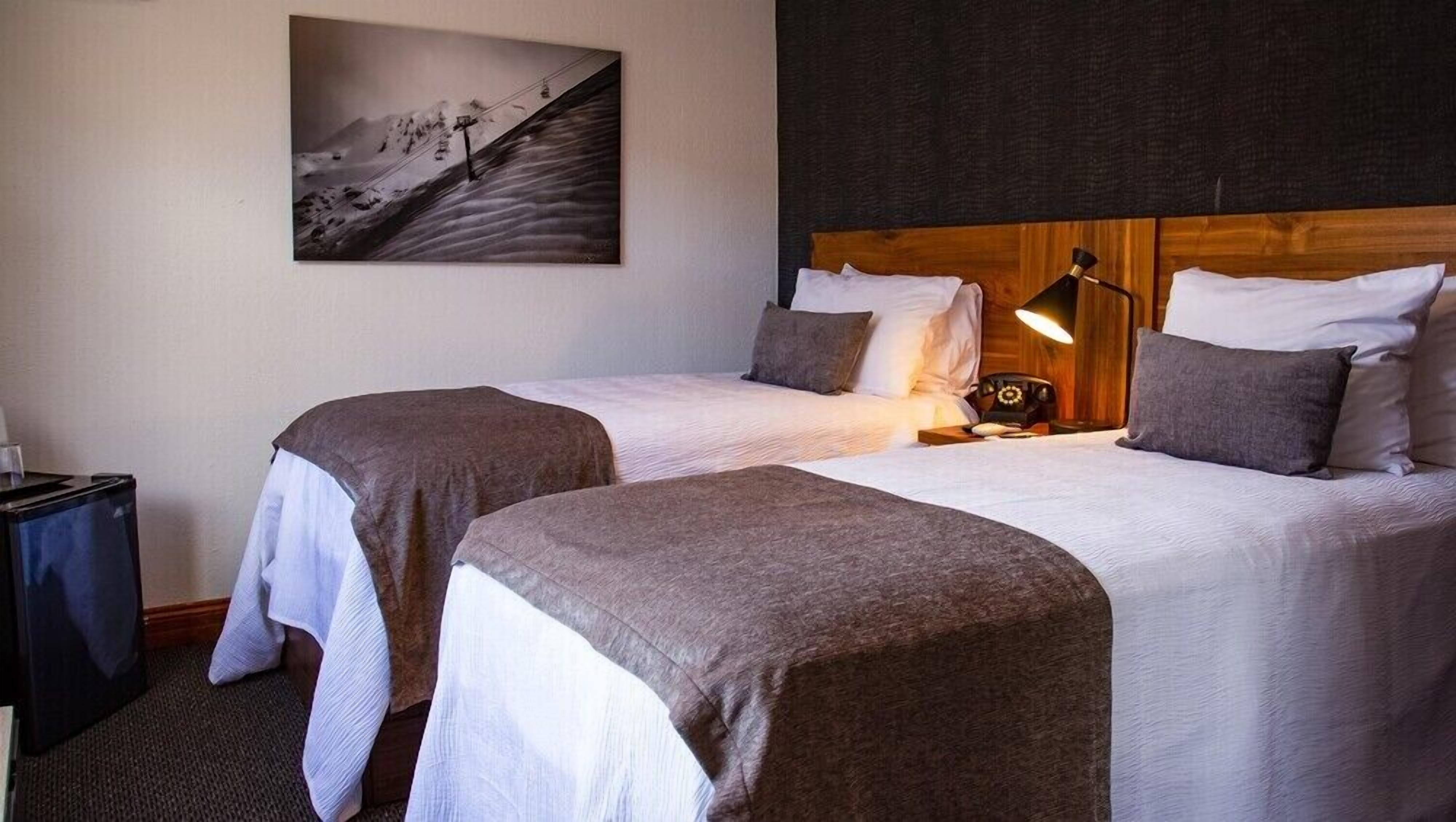 Kahden hengen deluxe-huone | Pillowtop-patjalliset sängyt, pimennysverhot, silitysrauta/-lauta