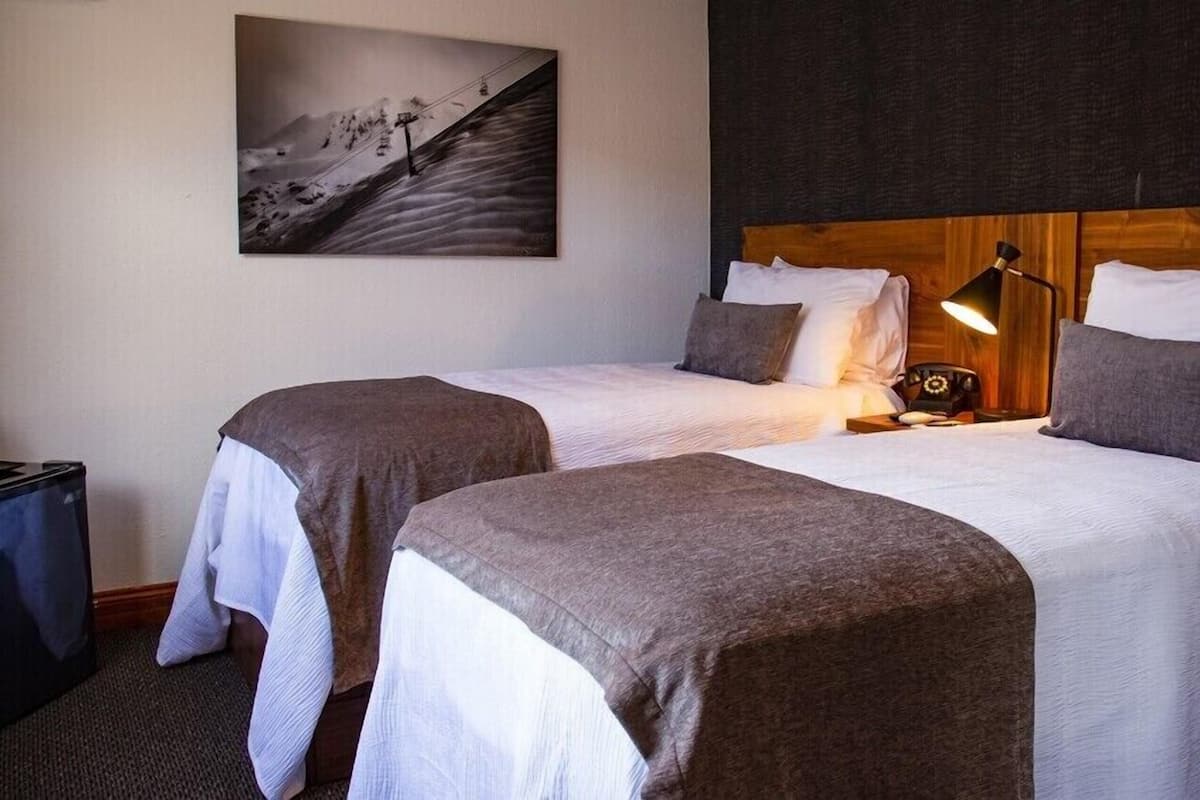 Deluxe Double Room | Senger med overmadrass, blendingsgardiner, strykejern/-brett og sengetøy