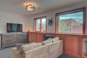 Tremannsrom – superior | Blendingsgardiner, strykejern/-brett og sengetøy