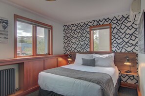 Tremannsrom – superior | Blendingsgardiner, strykejern/-brett og sengetøy