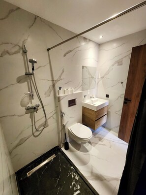Douche, sèche-cheveux, serviettes fournies, savon