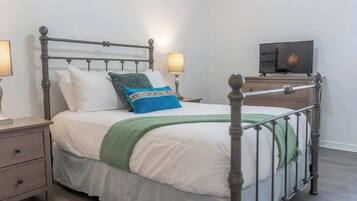 5 bedrooms, iron/ironing board, free WiFi, bed sheets